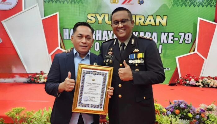 Ketua PWI Dumai Terima Penghargaan dari Polres Dumai di HUT Bhayangkara ke-79