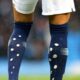 Mengapa pesepak bola saat ini melubangi kaus kakinya? Ini alasannya